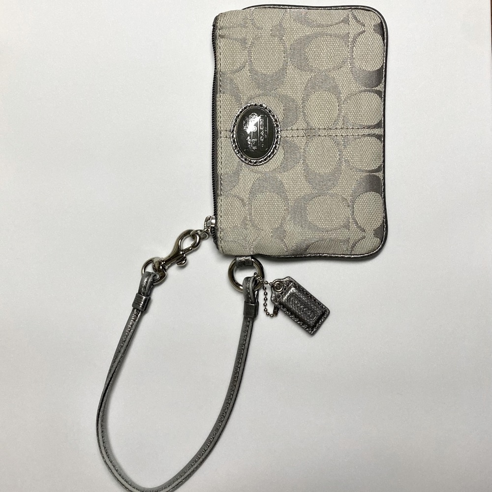 Coach signature C silver/gray monogram wristlet